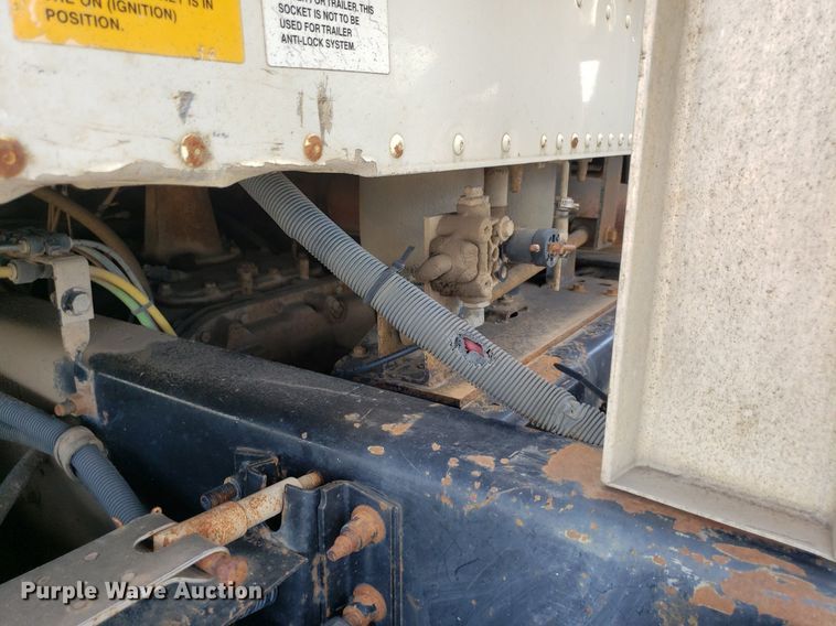 image for item DO3032 2000 International 9400i  semi truck