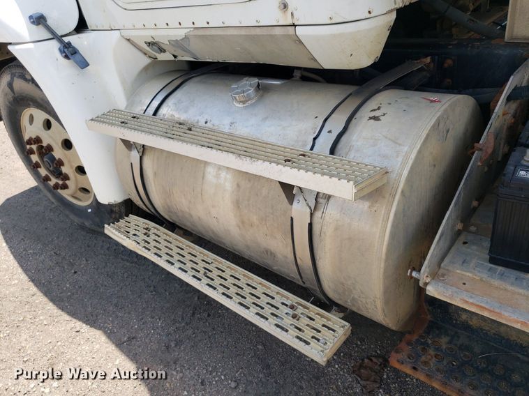 image for item DO3032 2000 International 9400i  semi truck