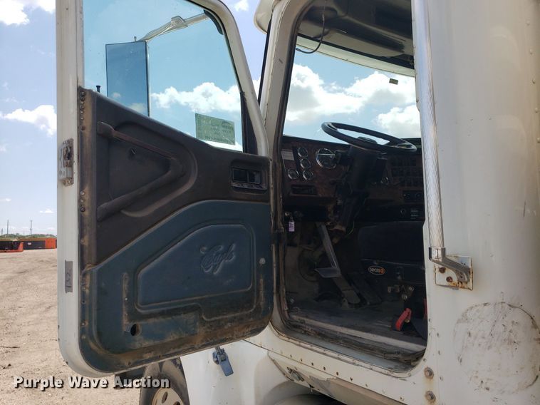 image for item DO3032 2000 International 9400i  semi truck