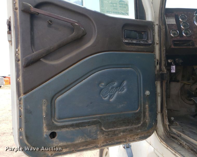 image for item DO3032 2000 International 9400i  semi truck