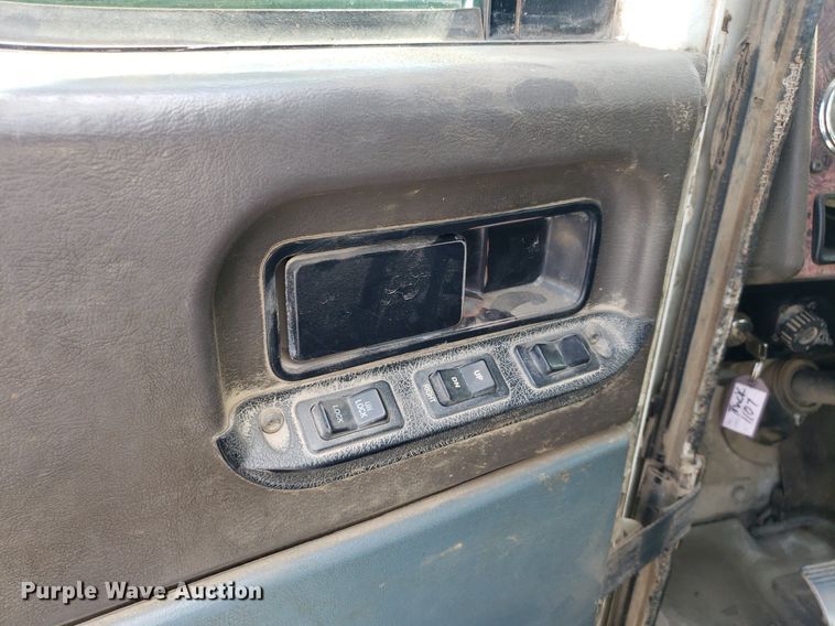 image for item DO3032 2000 International 9400i  semi truck