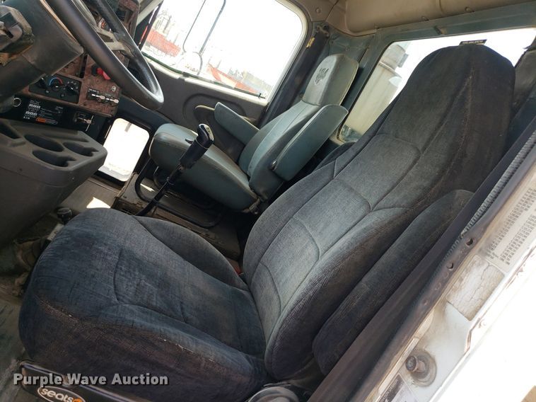 image for item DO3032 2000 International 9400i  semi truck