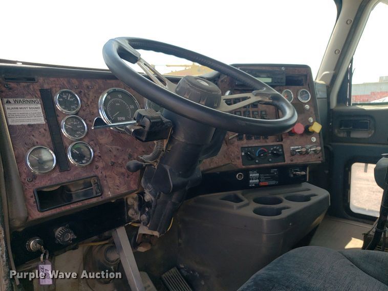 image for item DO3032 2000 International 9400i  semi truck