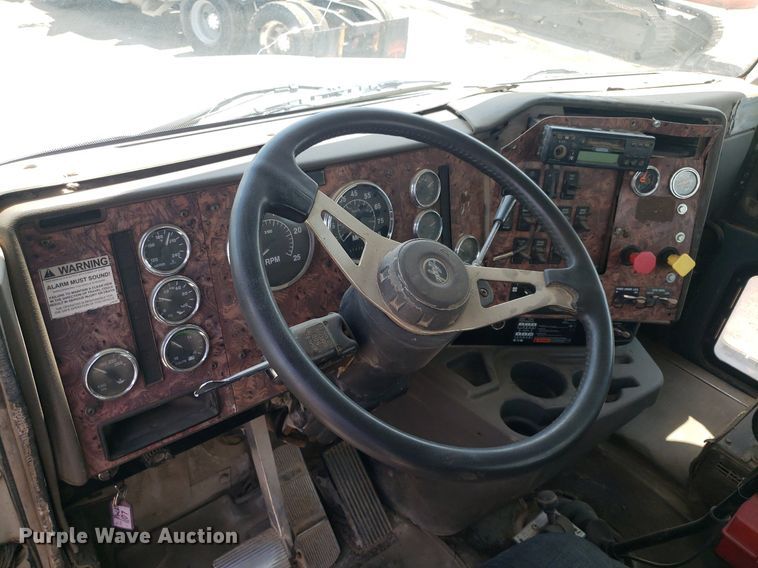 image for item DO3032 2000 International 9400i  semi truck