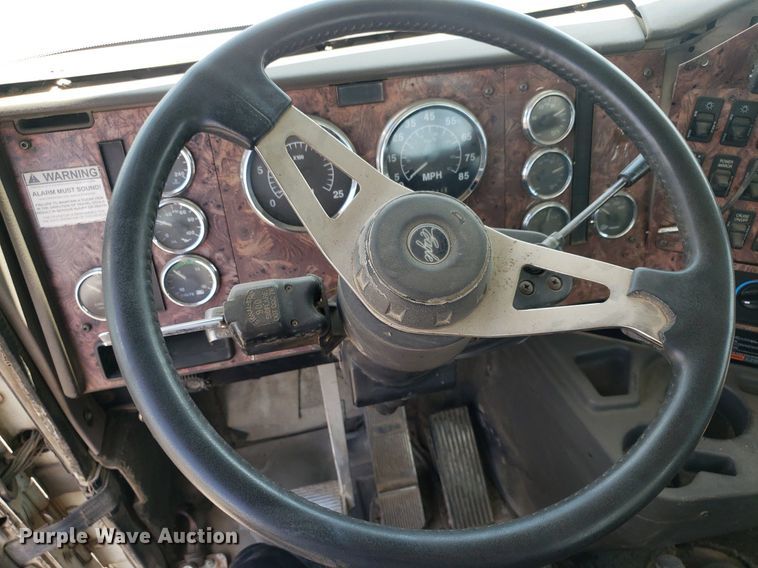 image for item DO3032 2000 International 9400i  semi truck