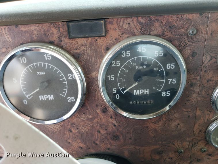 image for item DO3032 2000 International 9400i  semi truck