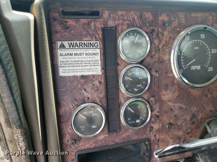 image for item DO3032 2000 International 9400i  semi truck