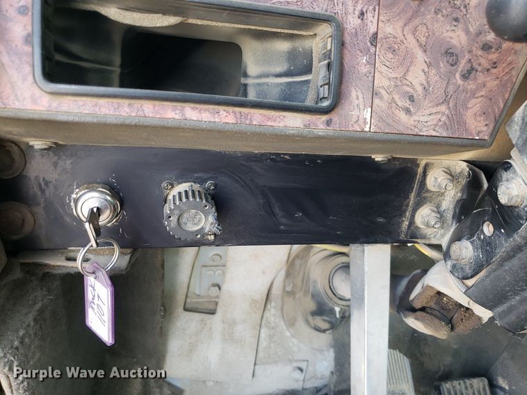 image for item DO3032 2000 International 9400i  semi truck