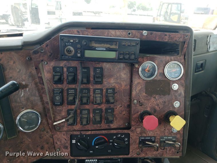 image for item DO3032 2000 International 9400i  semi truck