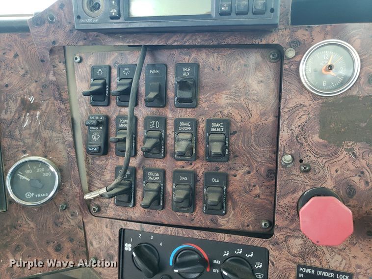 image for item DO3032 2000 International 9400i  semi truck