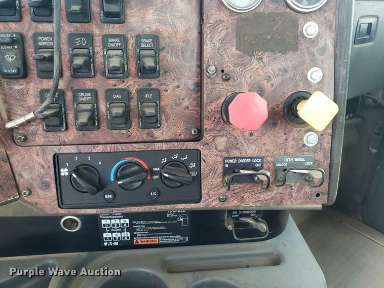 image for item DO3032 2000 International 9400i  semi truck