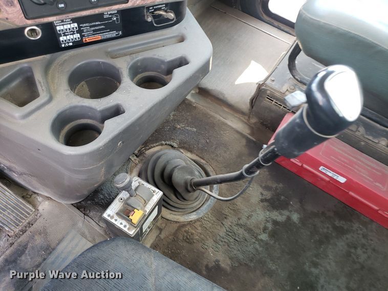 image for item DO3032 2000 International 9400i  semi truck