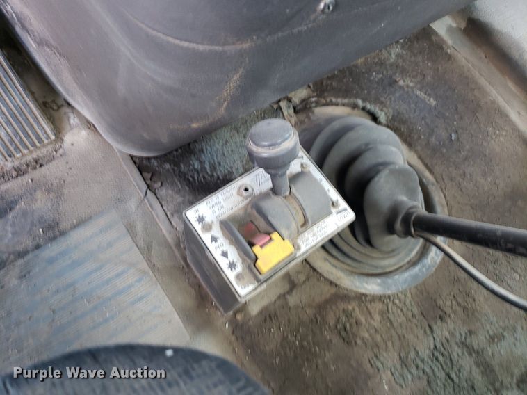 image for item DO3032 2000 International 9400i  semi truck