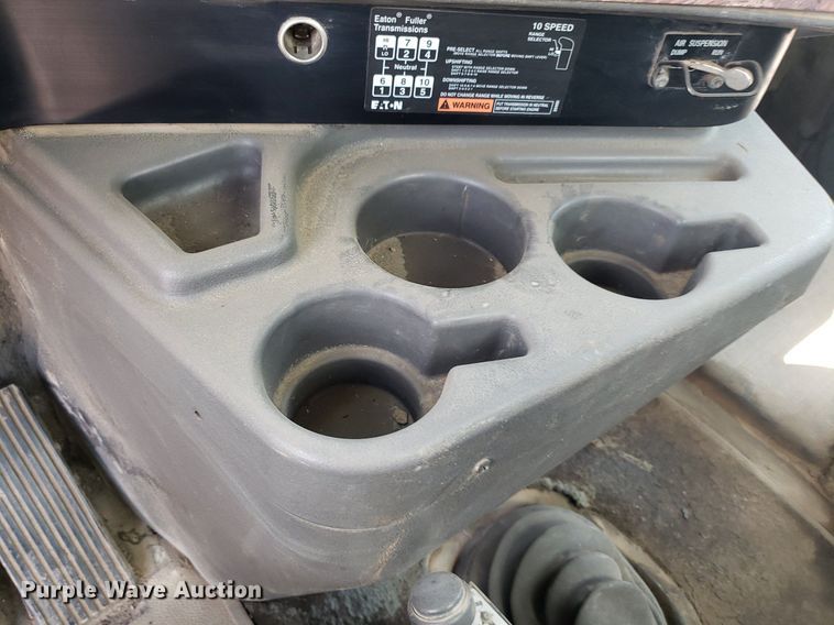 image for item DO3032 2000 International 9400i  semi truck