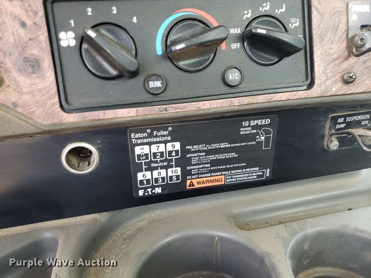 image for item DO3032 2000 International 9400i  semi truck