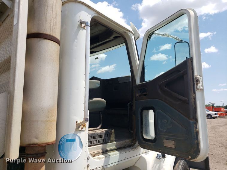 image for item DO3032 2000 International 9400i  semi truck