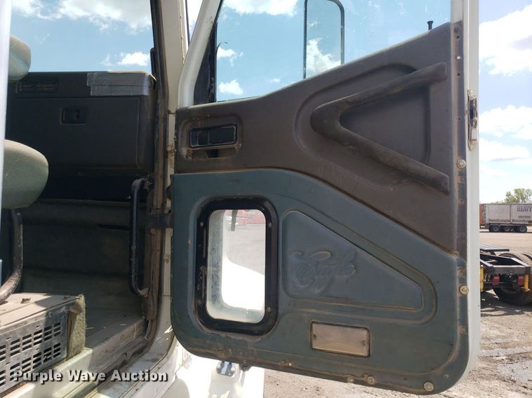 image for item DO3032 2000 International 9400i  semi truck