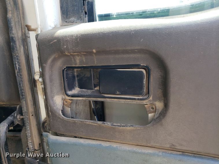 image for item DO3032 2000 International 9400i  semi truck