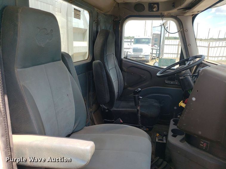 image for item DO3032 2000 International 9400i  semi truck