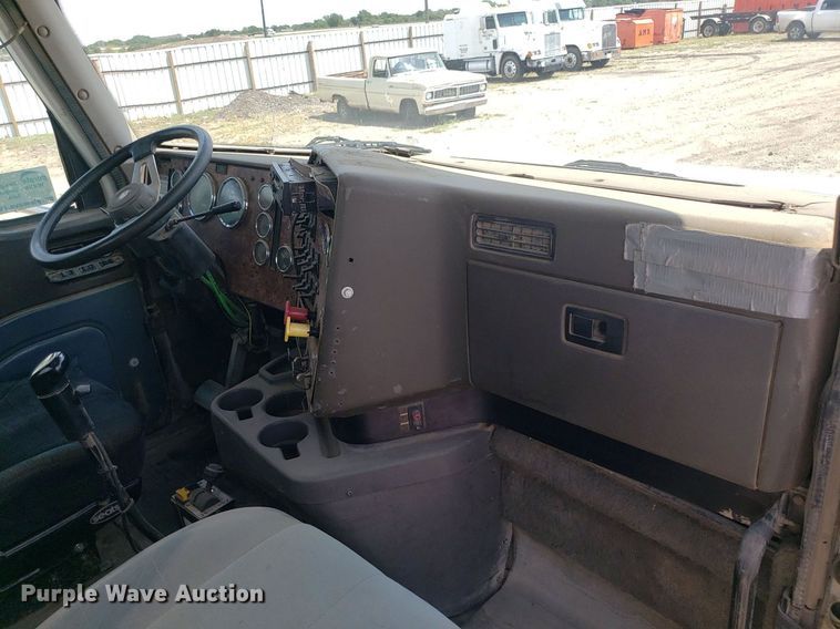 image for item DO3032 2000 International 9400i  semi truck