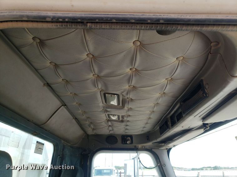 image for item DO3032 2000 International 9400i  semi truck