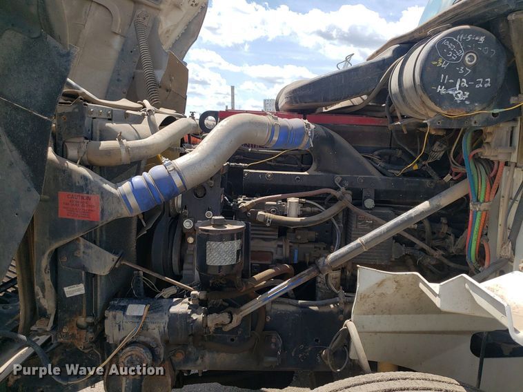 image for item DO3032 2000 International 9400i  semi truck