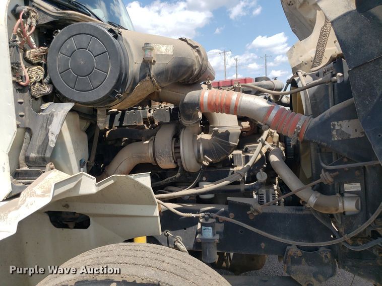 image for item DO3032 2000 International 9400i  semi truck