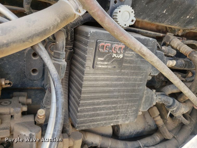 image for item DO3032 2000 International 9400i  semi truck