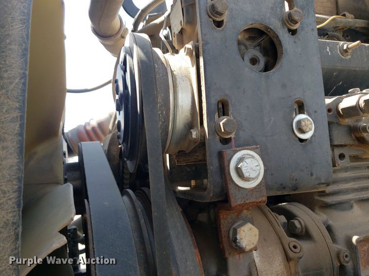 image for item DO3032 2000 International 9400i  semi truck