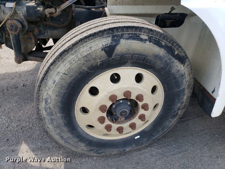 image for item DO3032 2000 International 9400i  semi truck