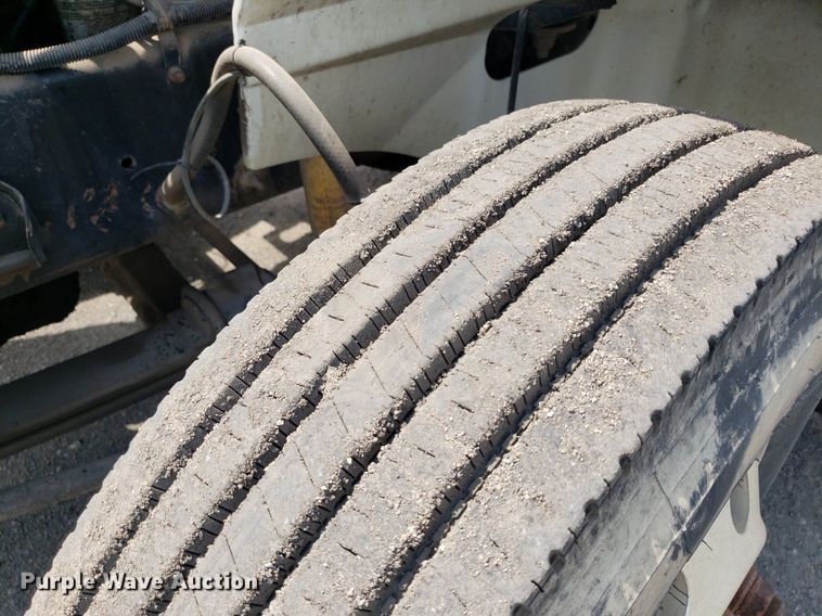 image for item DO3032 2000 International 9400i  semi truck