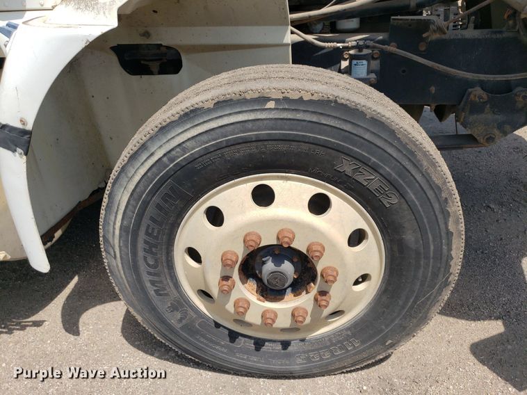 image for item DO3032 2000 International 9400i  semi truck