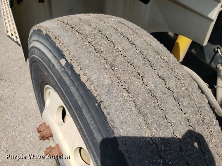 image for item DO3032 2000 International 9400i  semi truck