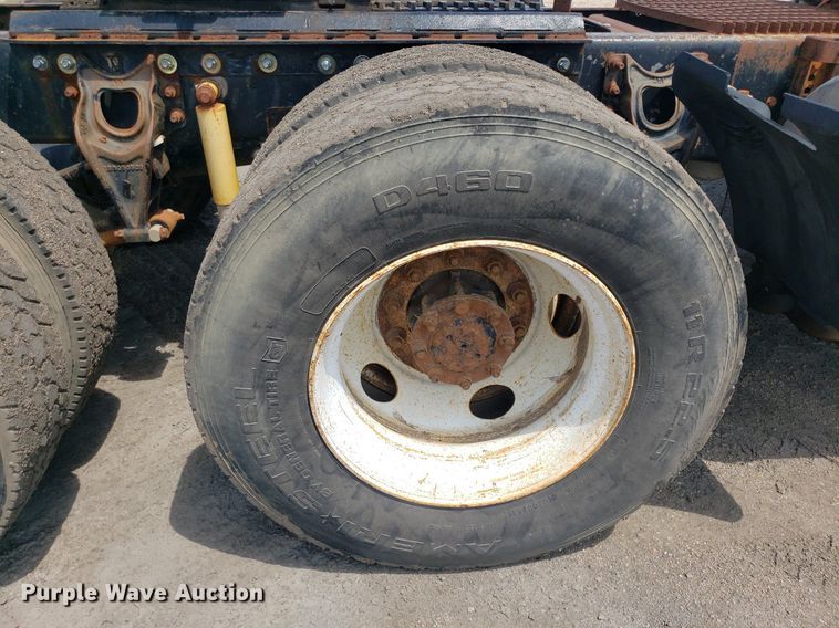 image for item DO3032 2000 International 9400i  semi truck