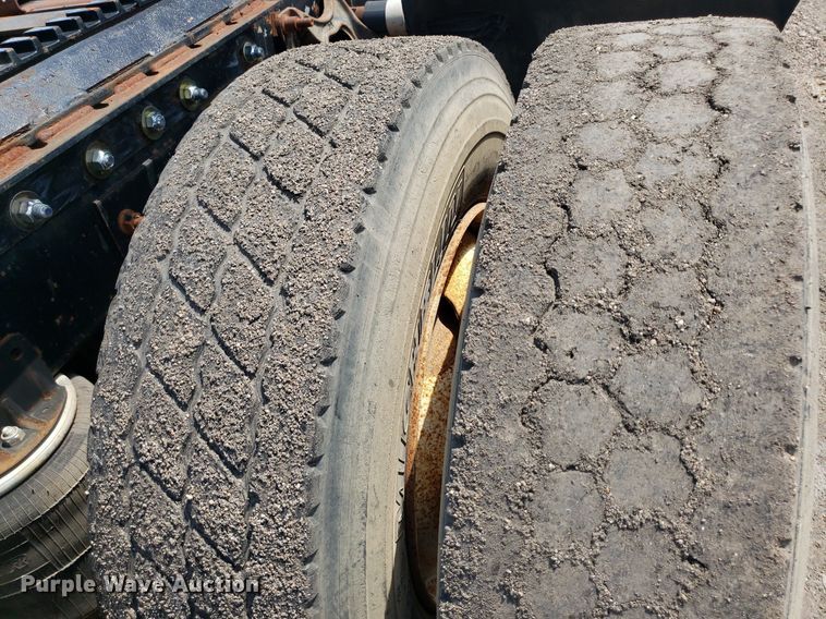 image for item DO3032 2000 International 9400i  semi truck