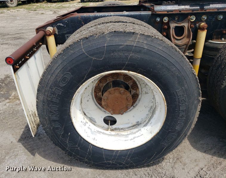 image for item DO3032 2000 International 9400i  semi truck