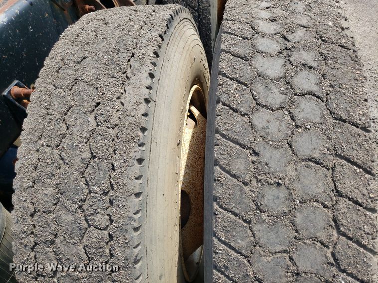 image for item DO3032 2000 International 9400i  semi truck