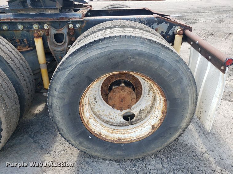 image for item DO3032 2000 International 9400i  semi truck