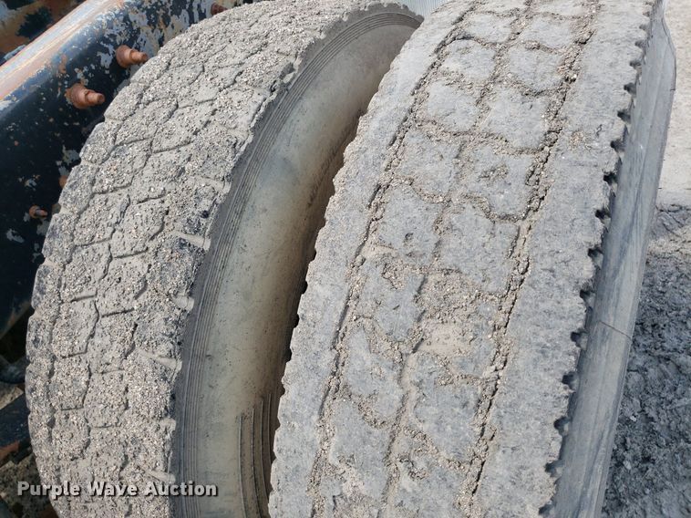 image for item DO3032 2000 International 9400i  semi truck