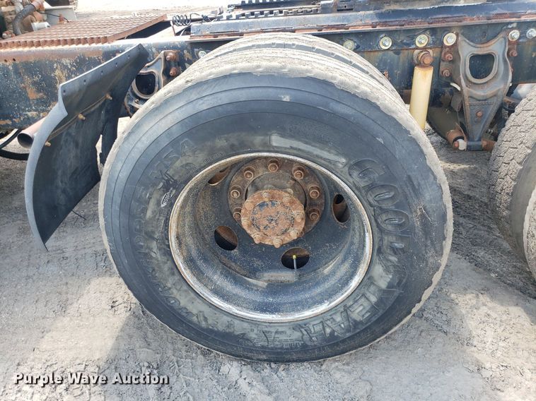 image for item DO3032 2000 International 9400i  semi truck