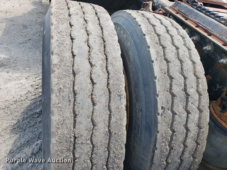 image for item DO3032 2000 International 9400i  semi truck