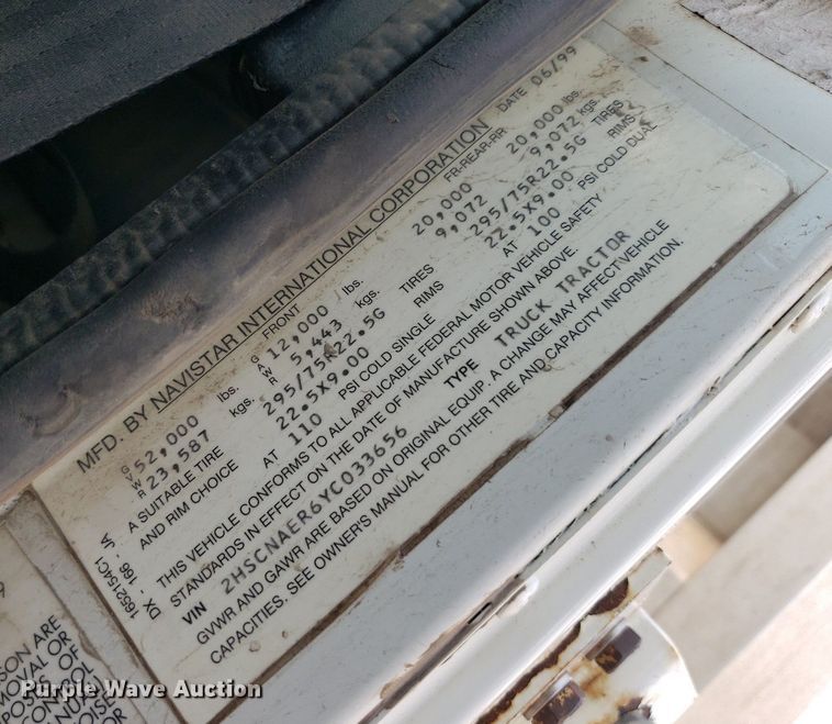 image for item DO3032 2000 International 9400i  semi truck