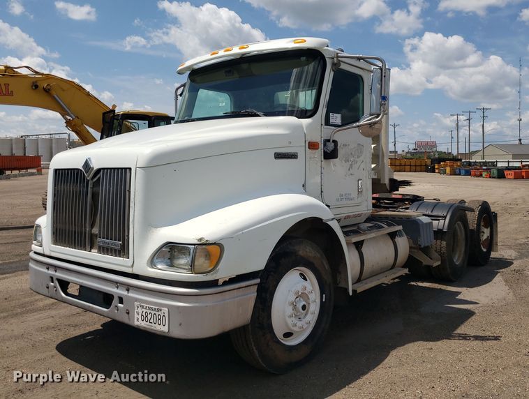 image for item DO3035 2000 International 9200i  semi truck