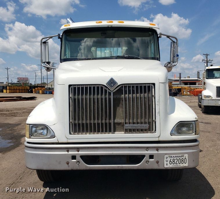 image for item DO3035 2000 International 9200i  semi truck