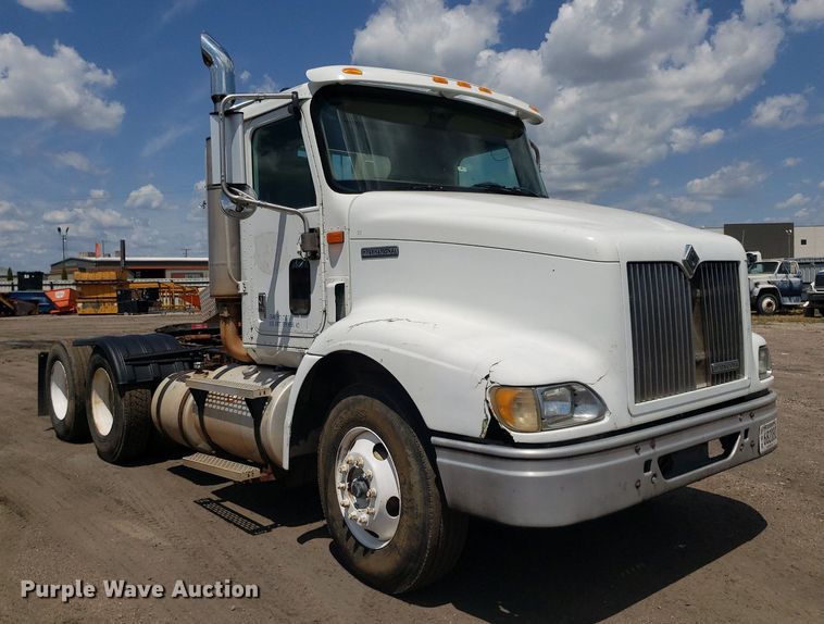 image for item DO3035 2000 International 9200i  semi truck