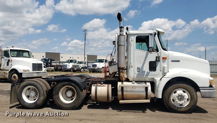 image for item DO3035 2000 International 9200i  semi truck