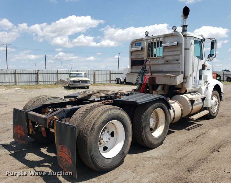 image for item DO3035 2000 International 9200i  semi truck