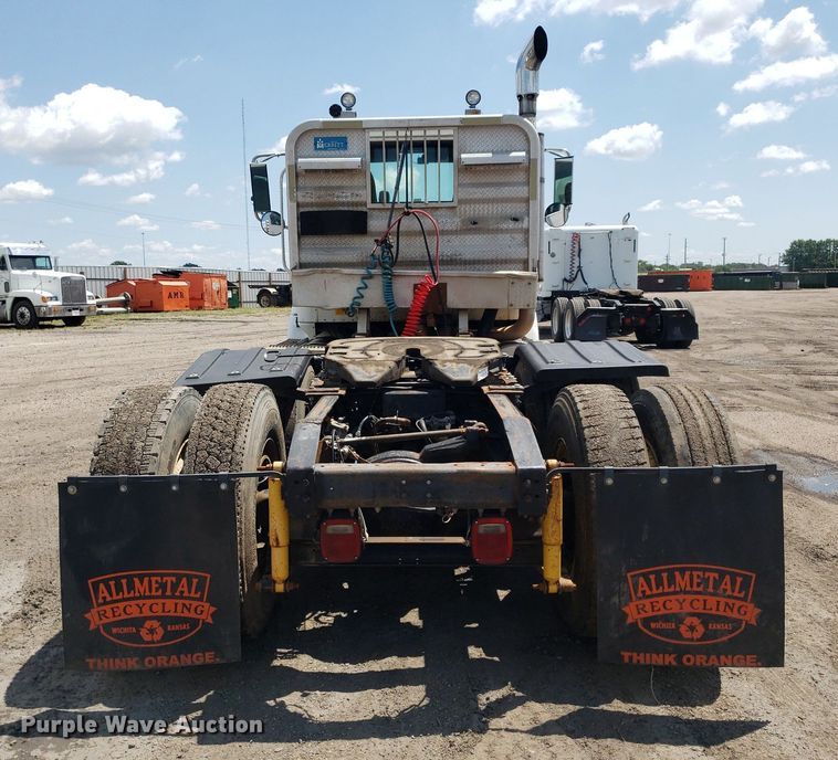 image for item DO3035 2000 International 9200i  semi truck