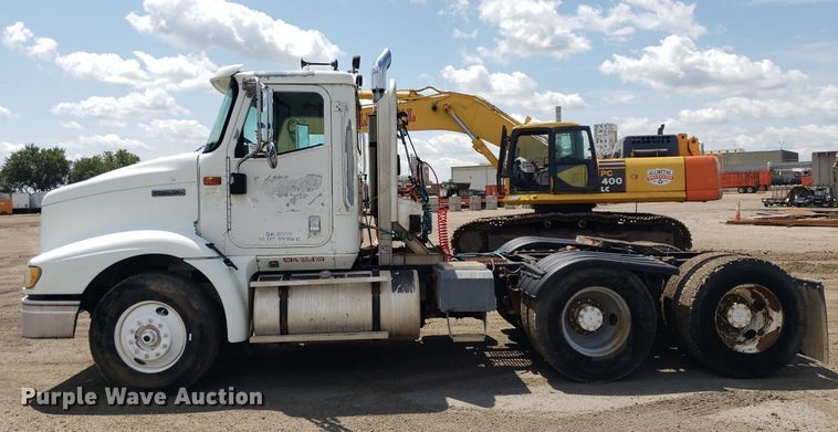 image for item DO3035 2000 International 9200i  semi truck