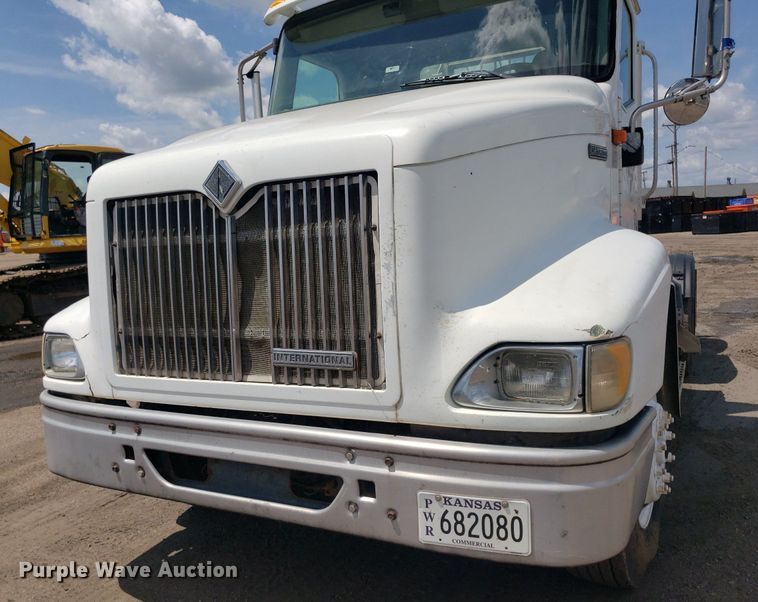 image for item DO3035 2000 International 9200i  semi truck